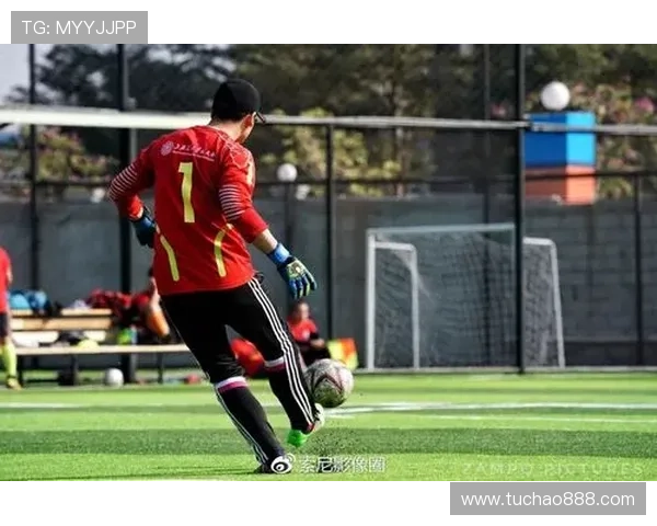 疾风般的速度突破极限 足球巨星在赛场上挥洒汗水与激情 疾风般的速度突破极限 足球巨星在赛场上挥洒汗水与激情